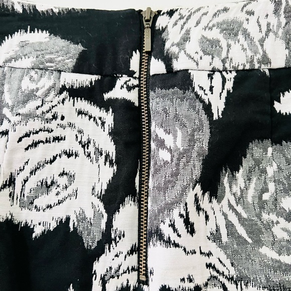 Banana Republic Skirt black, and white floral - Picture 4 of 6